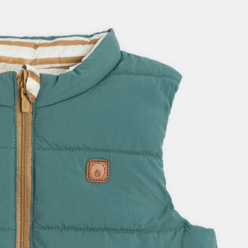 سترة بدون أكمام بوجهين باللون الأخضر للأطفال الصغار.